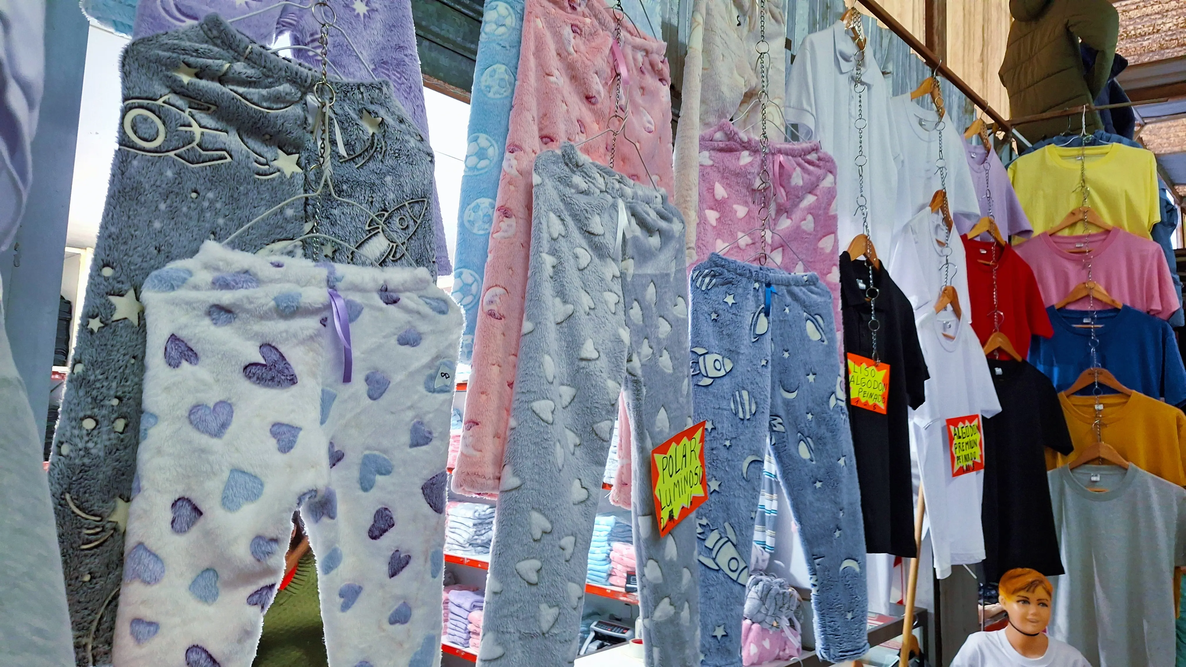 Pijamas de polar con estampados y remeras de algodón colgadas en el showroom de IFA.