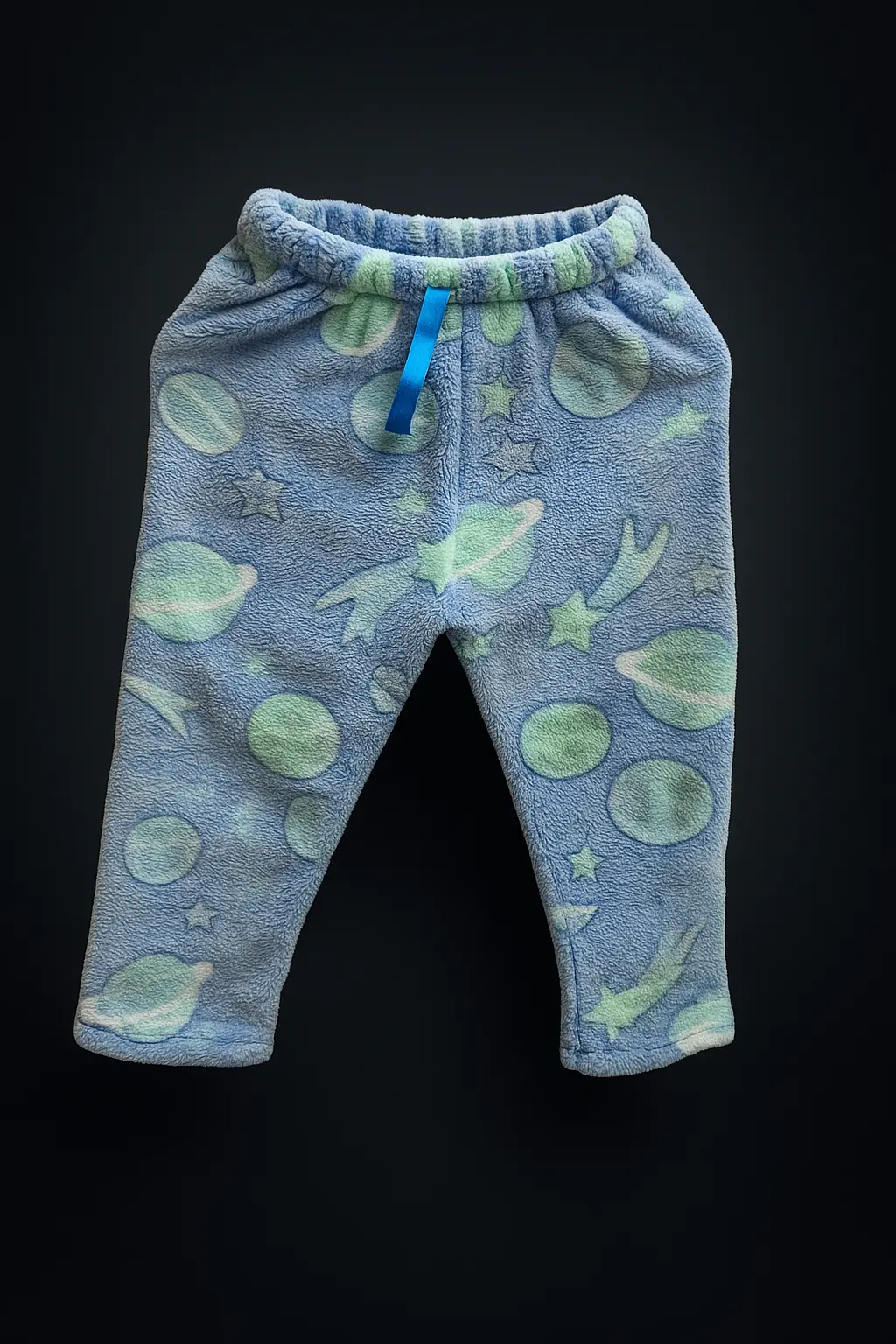 Pijama luminoso de nene con estampado de cohetes y estrellas.